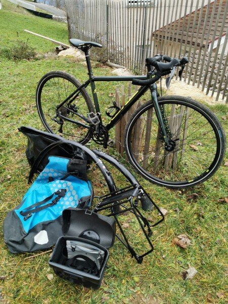 Gravel équipé pour le voyage image