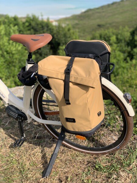 Vélo de ville électrique avec sacoche sac à dos image