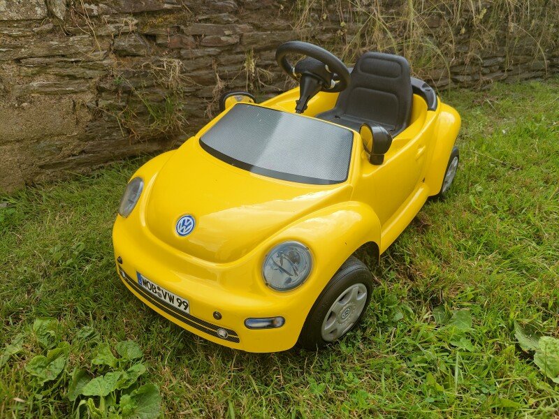 Voiture à pédale Volkswagen New Beetle pour enfant de + 3 ans à - 5ans. Prix indiqué est pour 1/2 journée (6€ la demi-journée). image