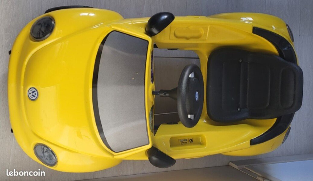 Voiture à pédale Volkswagen New Beetle pour enfant de + 3 ans à - 5ans. Prix indiqué est pour 1/2 journée (6€ la demi-journée). image