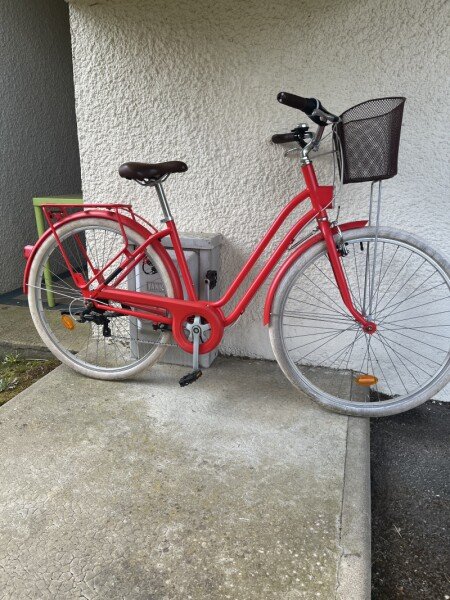 Vélo de ville rouge avec panier image
