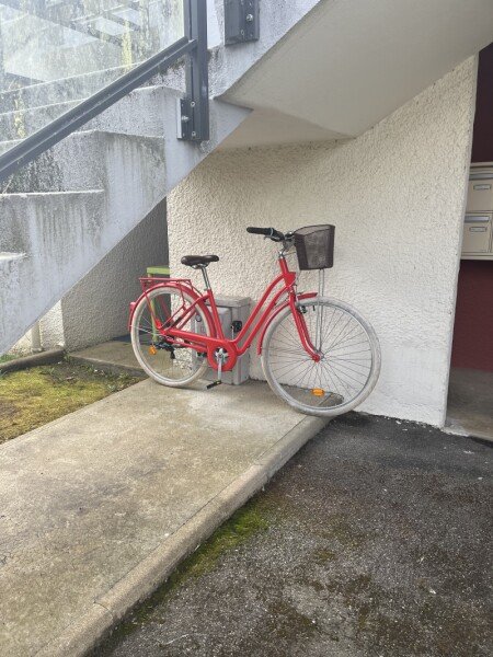 Vélo de ville rouge avec panier image