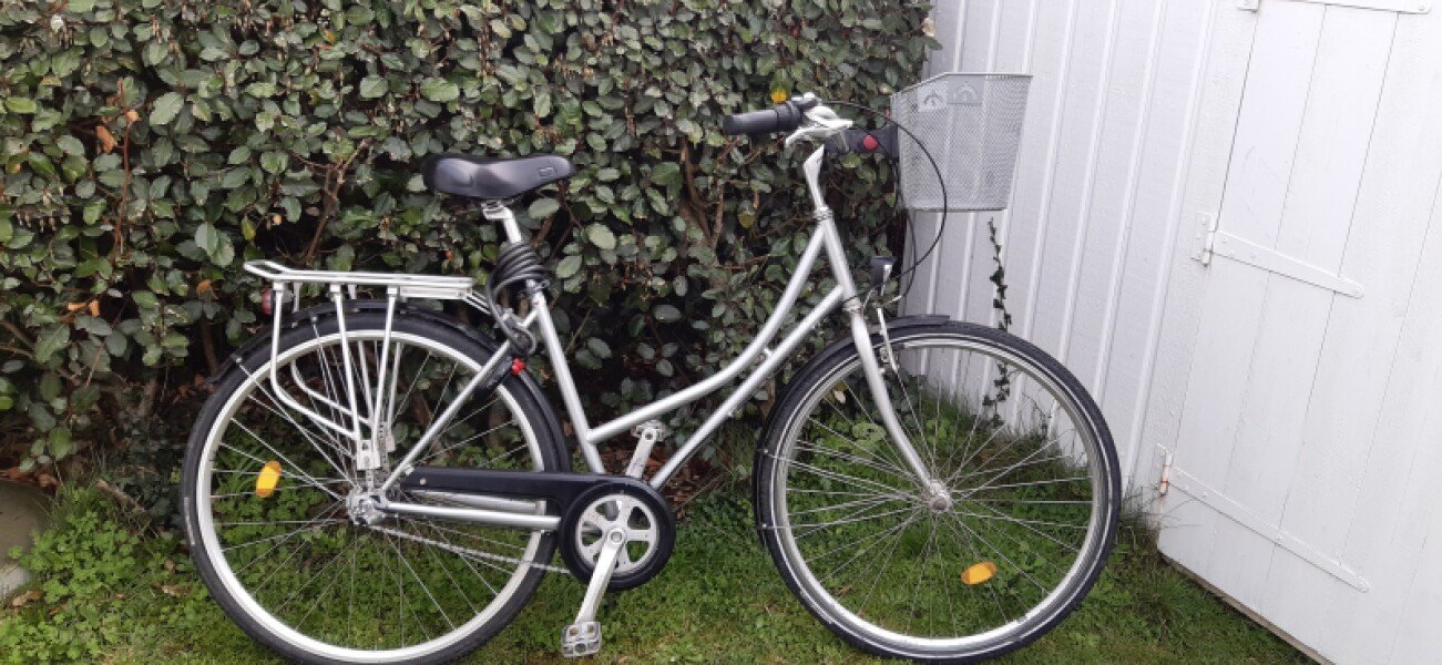 vélo de ville arcade en tres bon état avec selle confort et panier image