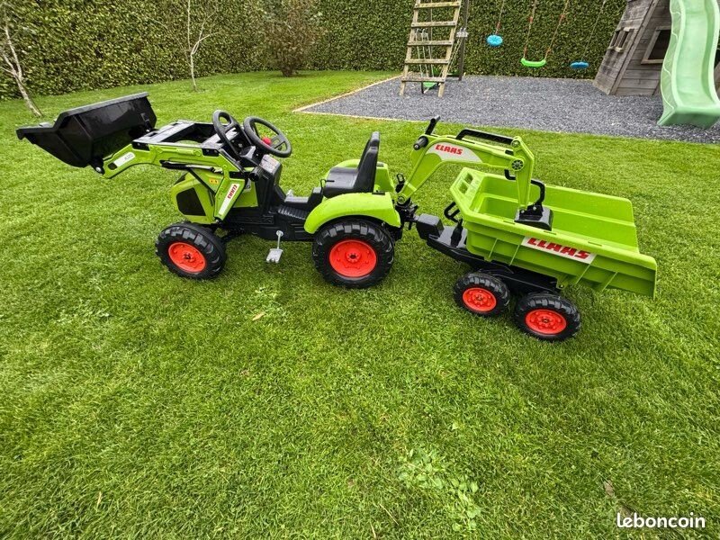 Tracteur grand modèle CLASS à pédale pour enfant de + 3 ans à - 5ans. Prix indiqué est pour 1/2 journée (6€ la demi-journée). image