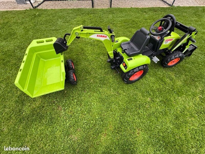 Tracteur grand modèle CLASS à pédale pour enfant de + 3 ans à - 5ans. Prix indiqué est pour 1/2 journée (6€ la demi-journée). image