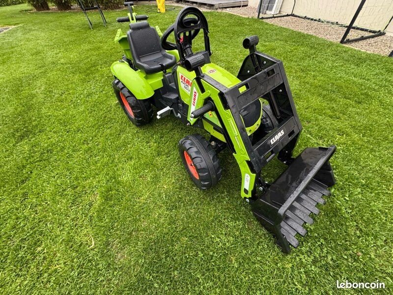 Tracteur grand modèle CLASS à pédale pour enfant de + 3 ans à - 5ans. Prix indiqué est pour 1/2 journée (6€ la demi-journée). image