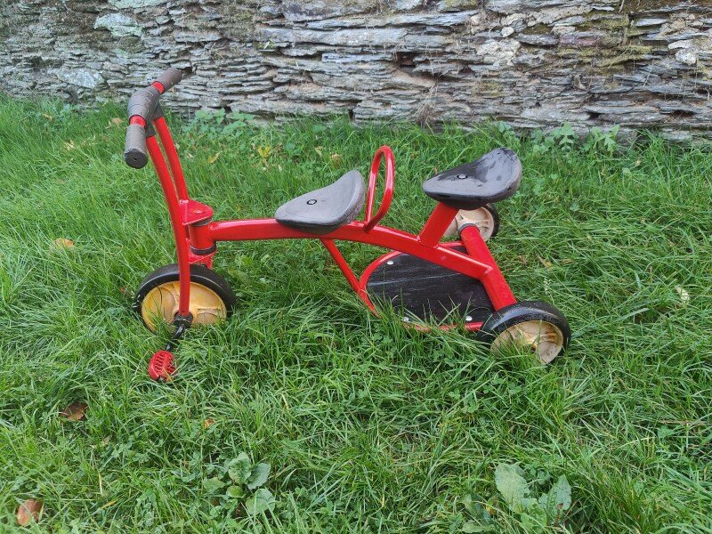Vélo Tandem pour enfant de + 3 ans à - 5ans. un enfant a le pédalier, le second se fait conduire. Prix indiqué est pour 1/2 journée (5€ la demi-journée).. image