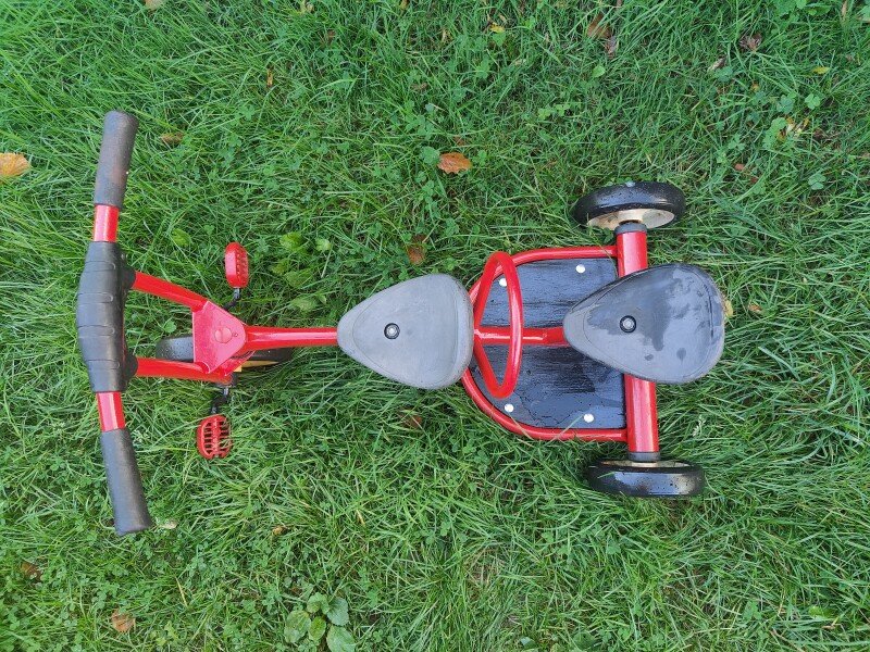 Vélo Tandem pour enfant de + 3 ans à - 5ans. un enfant a le pédalier, le second se fait conduire. Prix indiqué est pour 1/2 journée (5€ la demi-journée).. image