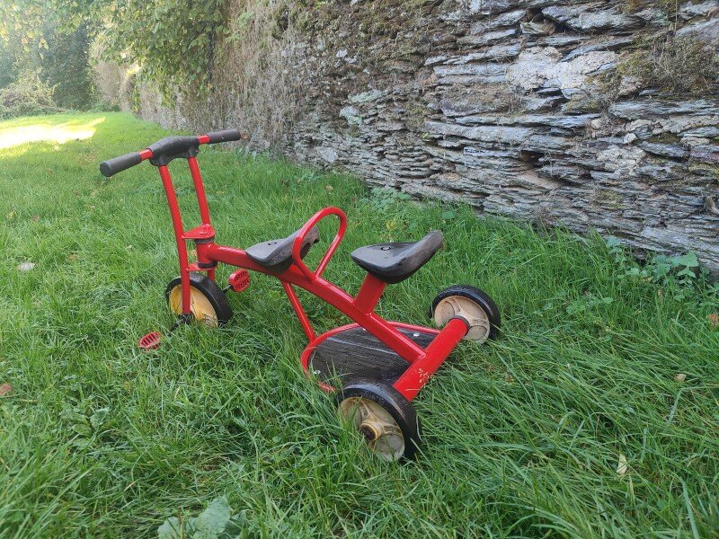 Vélo Tandem pour enfant de + 3 ans à - 5ans. un enfant a le pédalier, le second se fait conduire. Prix indiqué est pour 1/2 journée (5€ la demi-journée).. image