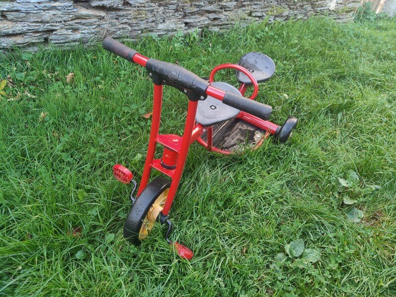 Vélo Tandem pour enfant de + 3 ans à - 5ans. un enfant a le pédalier, le second se fait conduire. Prix indiqué est pour 1/2 journée (5€ la demi-journée).. image