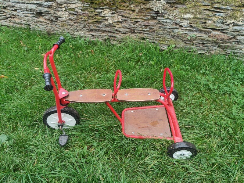 Vélo Tandem pour enfant de + 3 ans à - 5ans. un enfant a le pédalier, le second se fait conduire. Prix indiqué est pour 1/2 journée (5€ la demi-journée). image