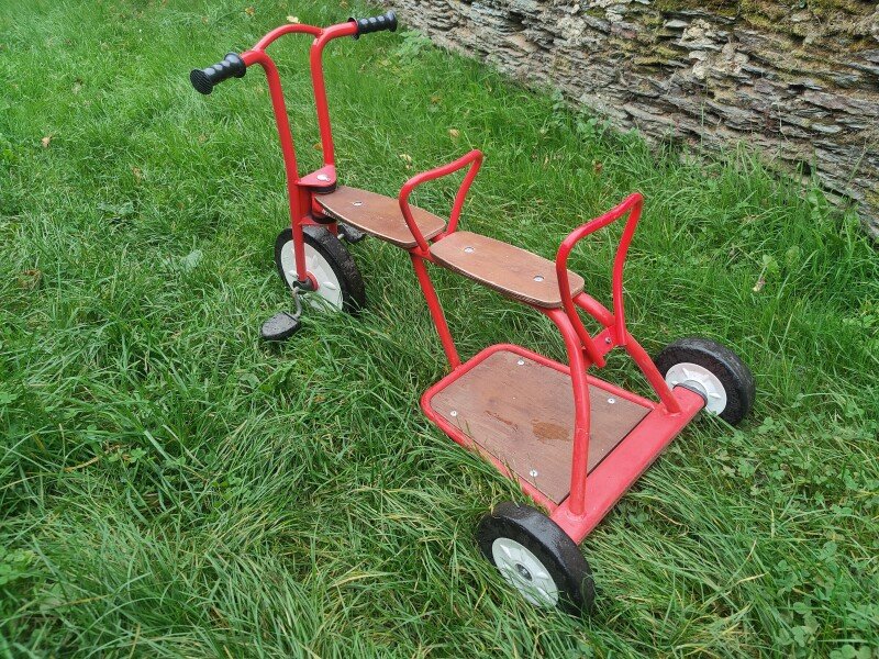 Vélo Tandem pour enfant de + 3 ans à - 5ans. un enfant a le pédalier, le second se fait conduire. Prix indiqué est pour 1/2 journée (5€ la demi-journée). image