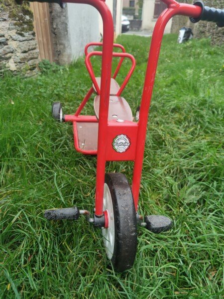 Vélo Tandem pour enfant de + 3 ans à - 5ans. un enfant a le pédalier, le second se fait conduire. Prix indiqué est pour 1/2 journée (5€ la demi-journée). image