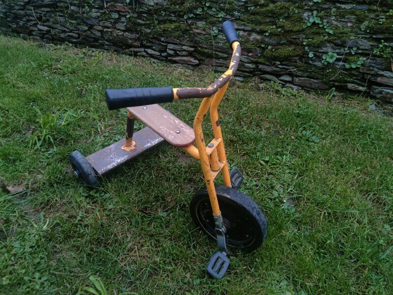 Tricycle pour enfant de + 3 ans à - 5ans. Un deuxième enfant peut se tenir derrière la selle avec un appui sur les épaules du conducteur. Prix indiqué est pour 1/2 journée (5€ la demi-journée). image