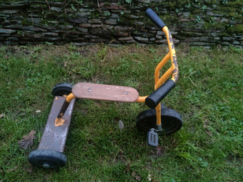 Tricycle pour enfant de + 3 ans à - 5ans. Un deuxième enfant peut se tenir derrière la selle avec un appui sur les épaules du conducteur. Prix indiqué est pour 1/2 journée (5€ la demi-journée). image