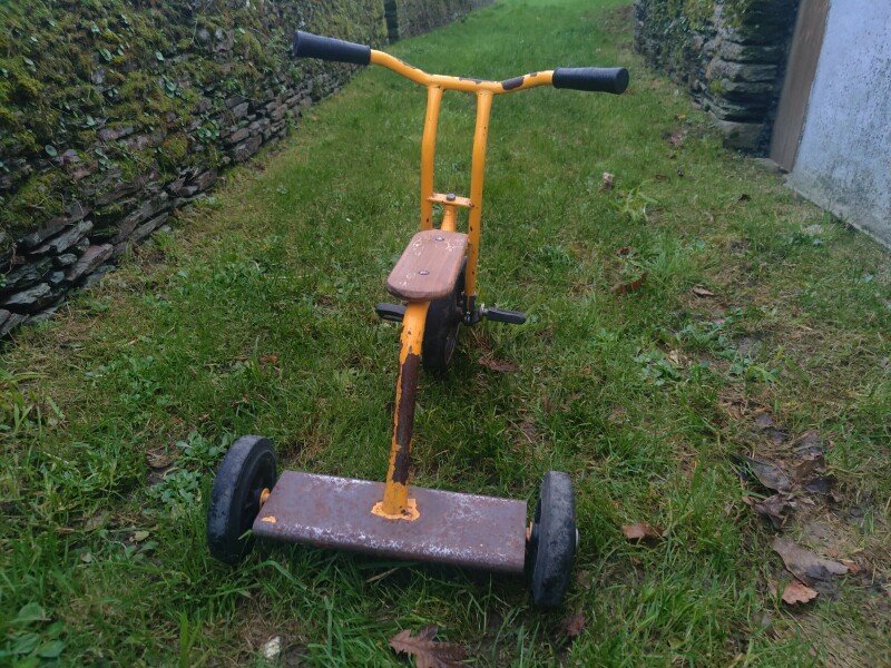 Tricycle pour enfant de + 3 ans à - 5ans. Un deuxième enfant peut se tenir derrière la selle avec un appui sur les épaules du conducteur. Prix indiqué est pour 1/2 journée (5€ la demi-journée). image