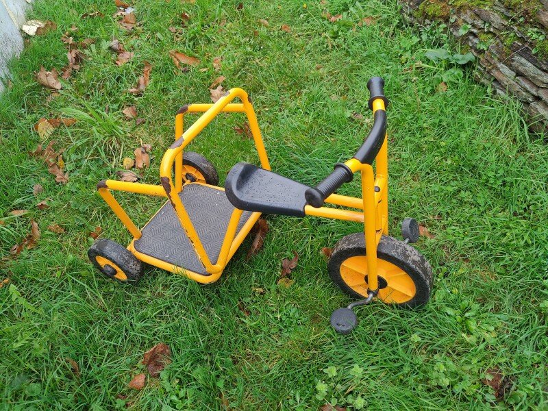 Tricycle pour enfant de + 3 ans à - 5ans. Une plateforme pour y contenir un panier de repas, le panier du chien ou un deuxième enfant se tenant à la barre métallique. Prix indiqué est pour 1/2 journée (5€ la demi-journée). image