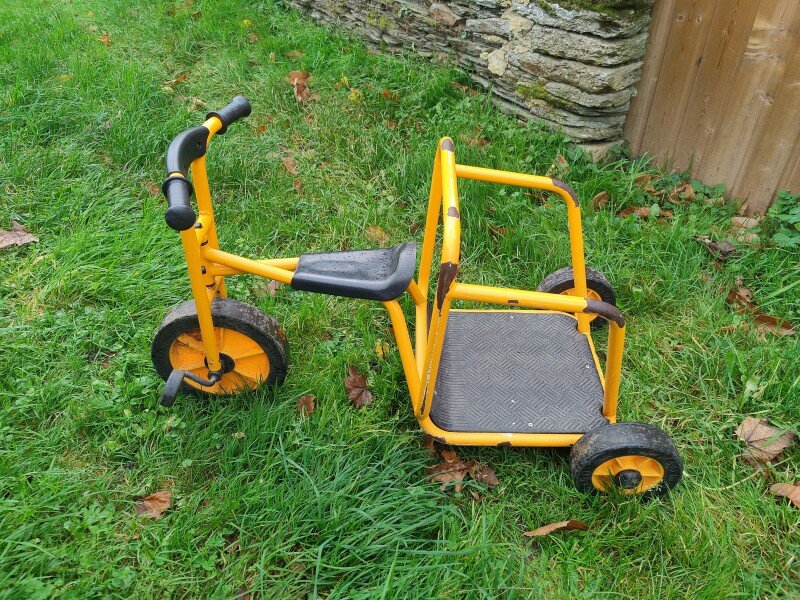 Tricycle pour enfant de + 3 ans à - 5ans. Une plateforme pour y contenir un panier de repas, le panier du chien ou un deuxième enfant se tenant à la barre métallique. Prix indiqué est pour 1/2 journée (5€ la demi-journée). image