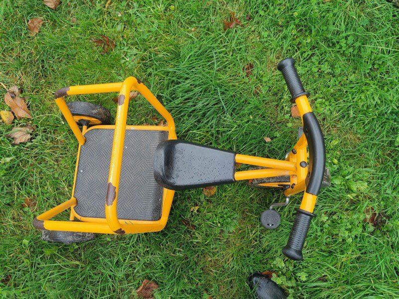 Tricycle pour enfant de + 3 ans à - 5ans. Une plateforme pour y contenir un panier de repas, le panier du chien ou un deuxième enfant se tenant à la barre métallique. Prix indiqué est pour 1/2 journée (5€ la demi-journée). image