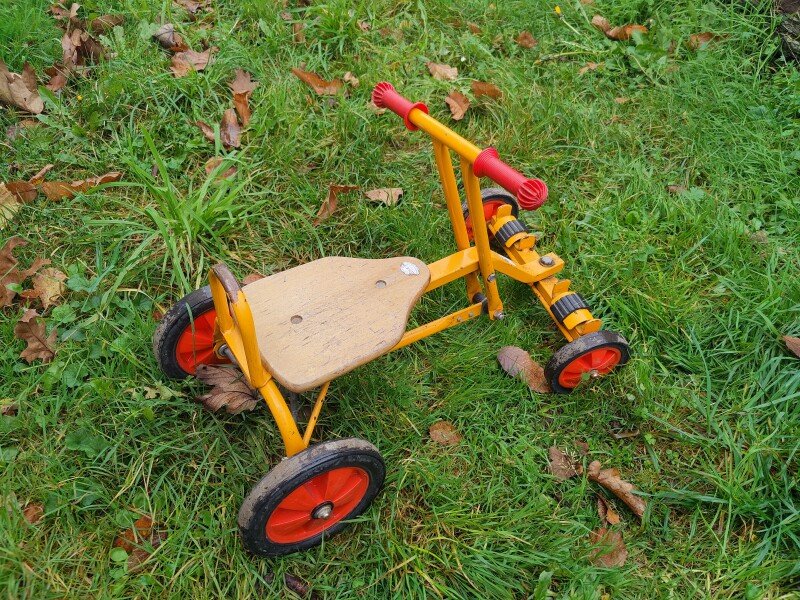 Cyclorameur pour enfant de + 3 ans à - 5ans. Avance à la force des bras. Location Offerte combinée avec une autre location payante. image