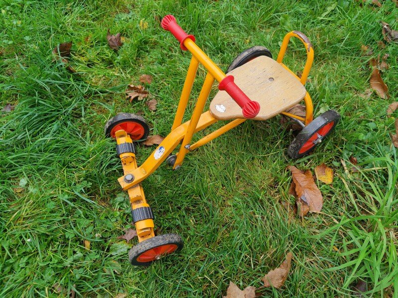 Cyclorameur pour enfant de + 3 ans à - 5ans. Avance à la force des bras. Location Offerte combinée avec une autre location payante. image