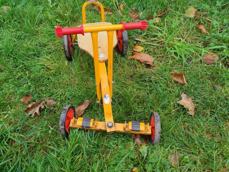 Cyclorameur pour enfant de + 3 ans à - 5ans. Avance à la force des bras. Location Offerte combinée avec une autre location payante. image