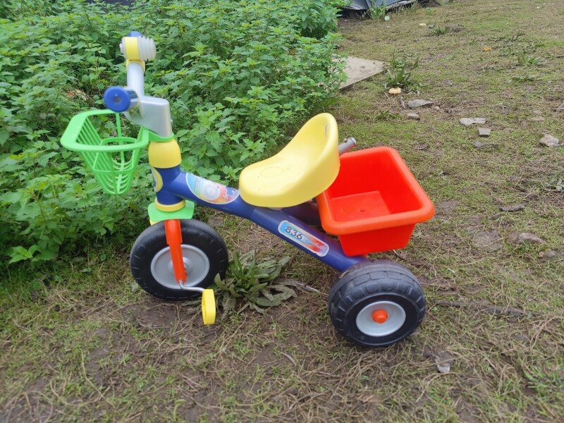 Tricycle pour Bébé. Equipé d'un klaxon et d'une petite benne à l'arrière qui peut basculer. Location Offerte combinée avec une autre location payante image