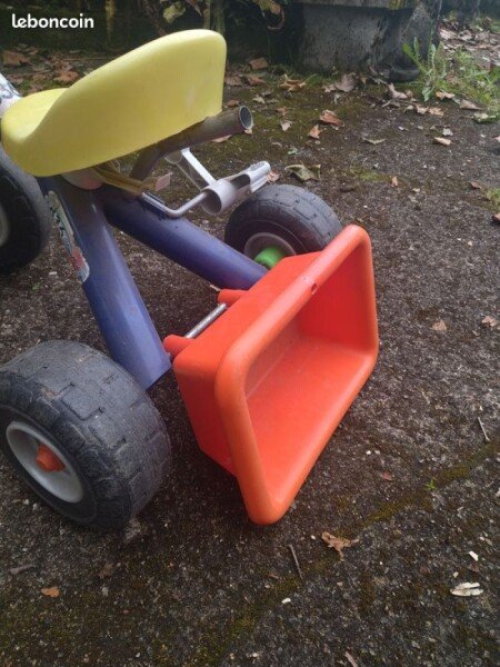 Tricycle pour Bébé. Equipé d'un klaxon et d'une petite benne à l'arrière qui peut basculer. Location Offerte combinée avec une autre location payante image