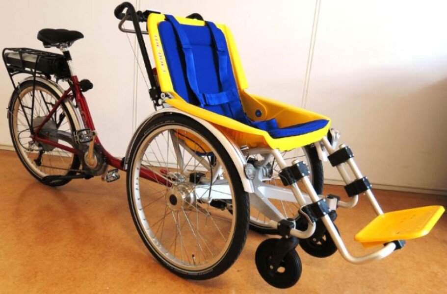 Vélo PMR, vélo pousseur, Fauteuil roulant inclus. Vélo Manuel. Prix indiqué est pour 1/2 journée (35€ la demi-journée). image