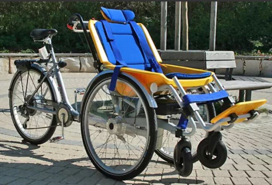 Vélo PMR, vélo pousseur, Fauteuil roulant inclus. Vélo Manuel. Prix indiqué est pour 1/2 journée (35€ la demi-journée). image