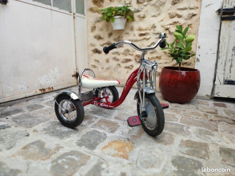 Tricycle de luxe chromé avec un look retro-moderne pour enfant de + 3 ans à - 5ans. Prix indiqué est pour la 1/2 journée (6€ la demi journée). image