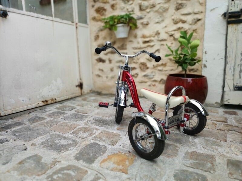 Tricycle de luxe chromé avec un look retro-moderne pour enfant de + 3 ans à - 5ans. Prix indiqué est pour la 1/2 journée (6€ la demi journée). image