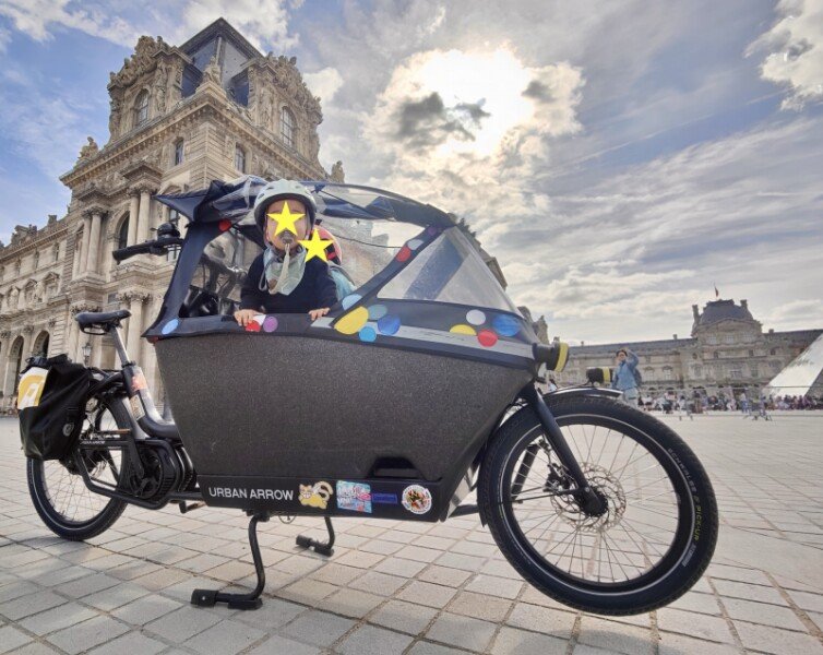 Rent a cargo bike in Paris Urban Arrow BAKFIETS GAZELLE MAKKI LOAD 75 Packster 80 image