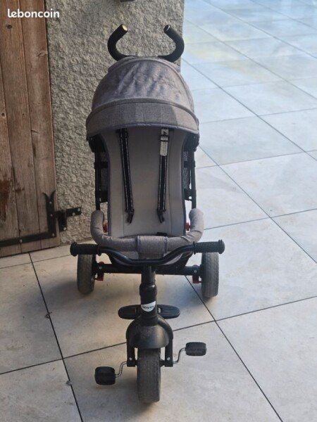 Tricycle pour Bébé Besney. Equipé d'une ceinture de sécurité et d'une boite de rangement à l'arrière du tricycle . Prix indiqué est pour 1/2 journée (5€ pour 1/2 journée) image