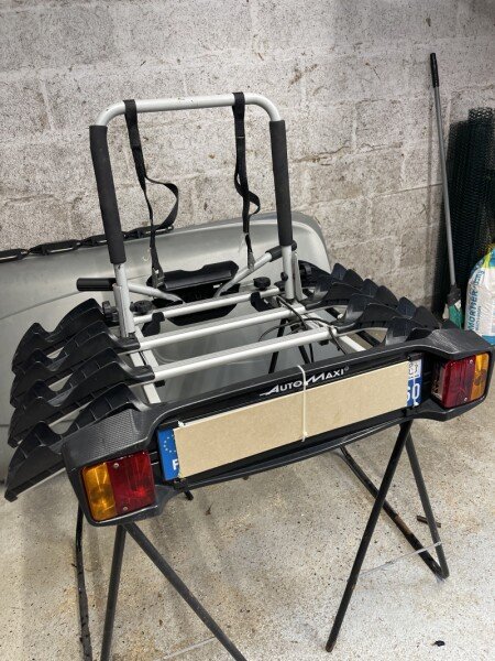 Porte vélos 4 vélos sur attelage avec ses sangles image