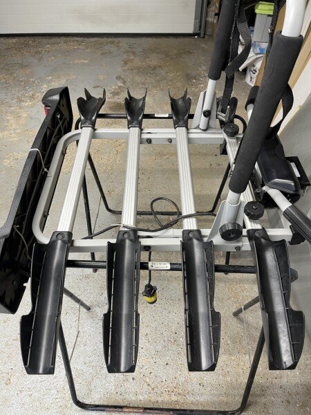 Porte vélos 4 vélos sur attelage avec ses sangles image