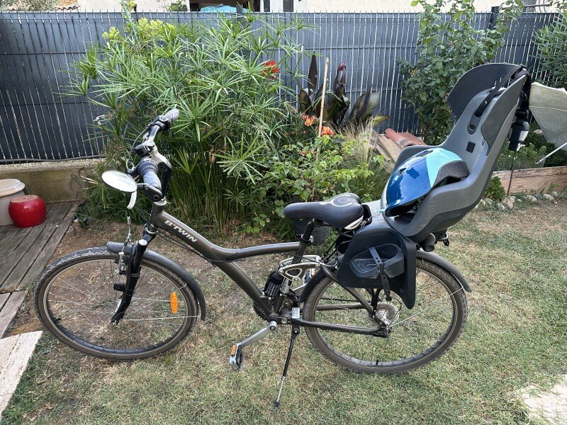 Vélo VTC décathlon avec ou sans siège enfant image