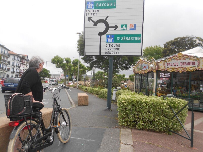Vélo de ville électrique image