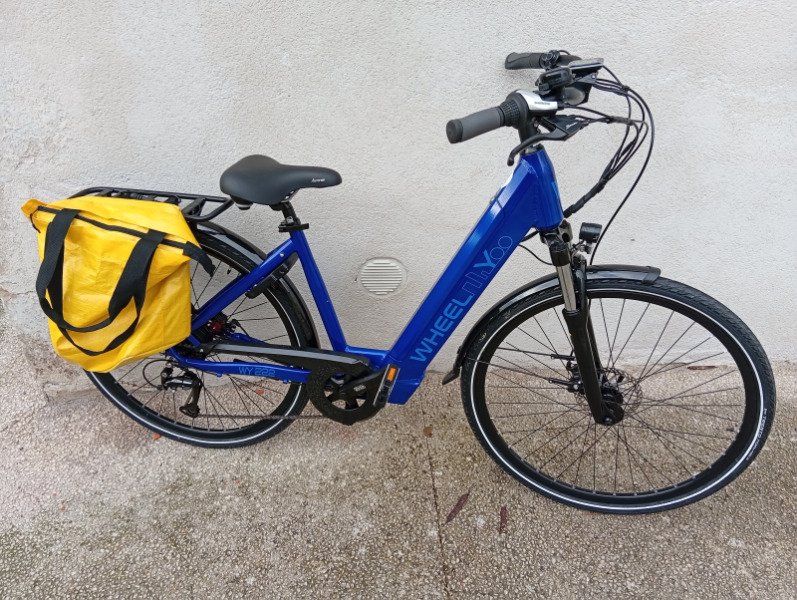 Vélo de ville électrique image