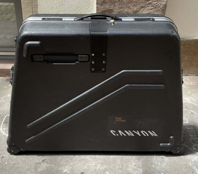 Location de valise à vélo rigide B&W image