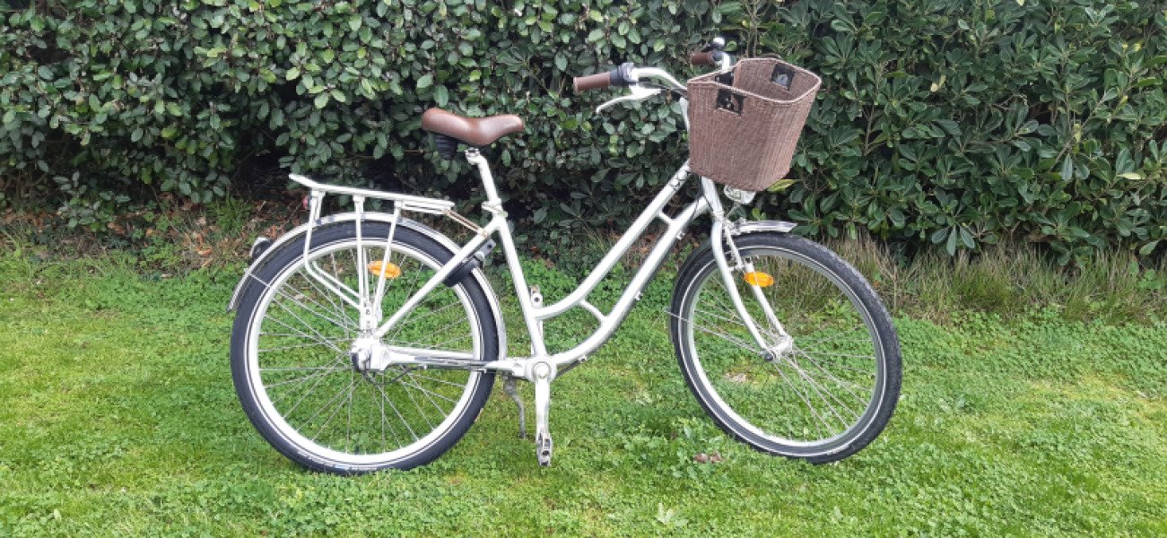 Vélo urbain Arcade en excellent état avec selle confortable et panier image