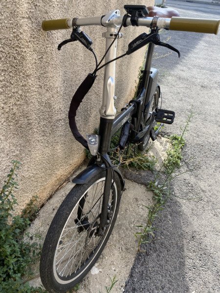 Vélo électrique compact et pliable image