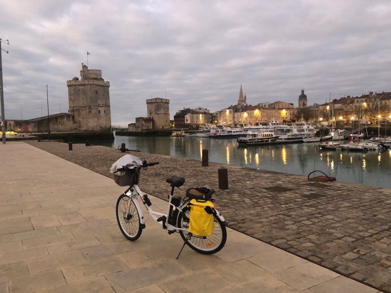 Vélo électrique NEUF BLANC avec siège enfant image