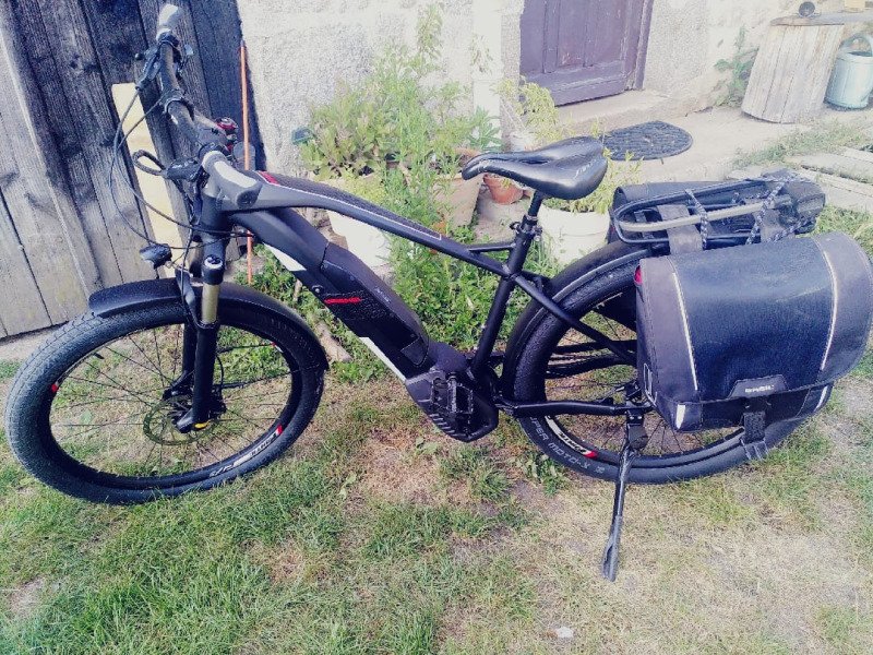 Bicicleta eléctrica Fantic con alforjas y batería de larga duración, tamaño L image