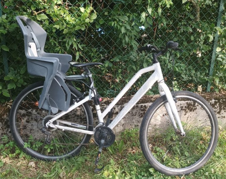 Vélo tout chemin équipé d'un siège enfant image
