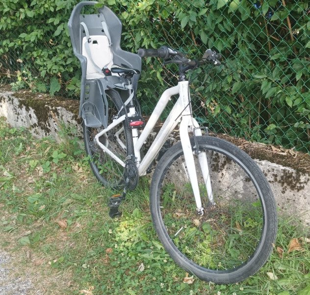 Vélo tout chemin équipé d'un siège enfant image