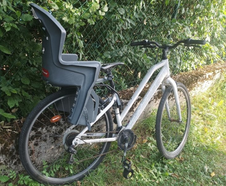 Vélo tout chemin équipé d'un siège enfant image