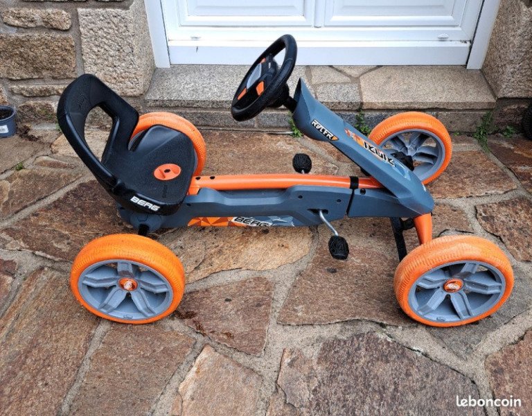 Kart à pédales Berg pour enfant de 5 ans et plus avec volant électronique émettant des sons de moteur Tarif pour une demi-journée : 18 € image