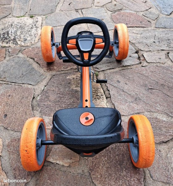 Kart à pédales Berg pour enfant de 5 ans et plus avec volant électronique émettant des sons de moteur Tarif pour une demi-journée : 18 € image