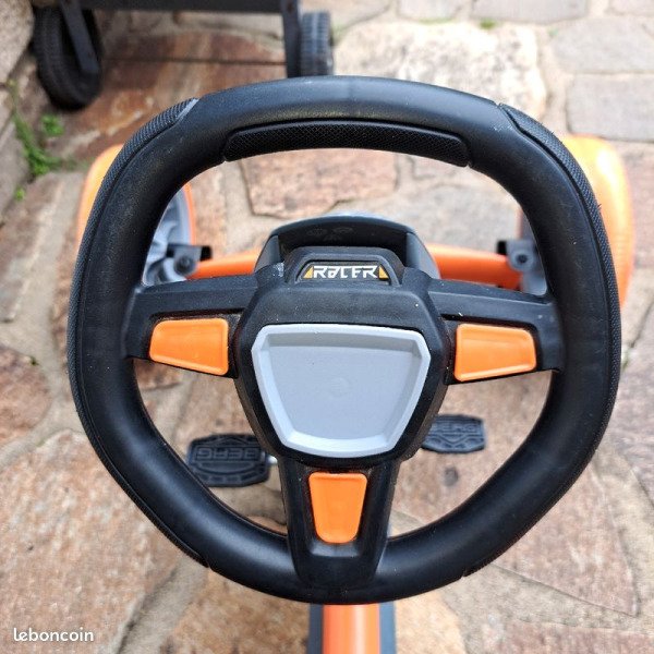 Kart à pédales Berg pour enfant de 5 ans et plus avec volant électronique émettant des sons de moteur Tarif pour une demi-journée : 18 € image